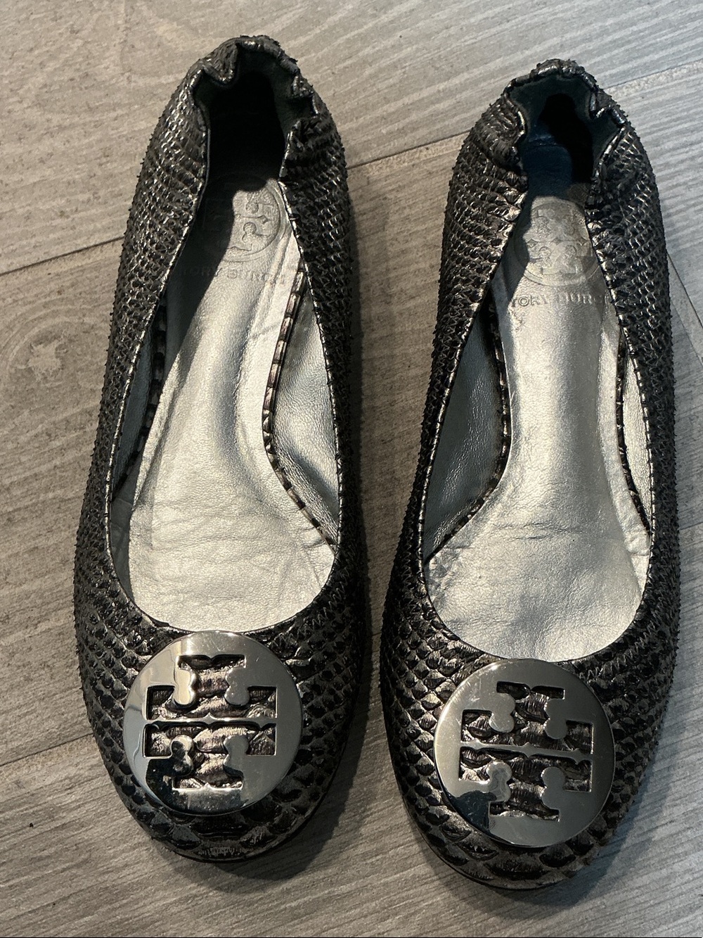 Tory Burch Reva Snakeskin Embossed Metallic Black Logo Ballet Flats Sz. 7.5M